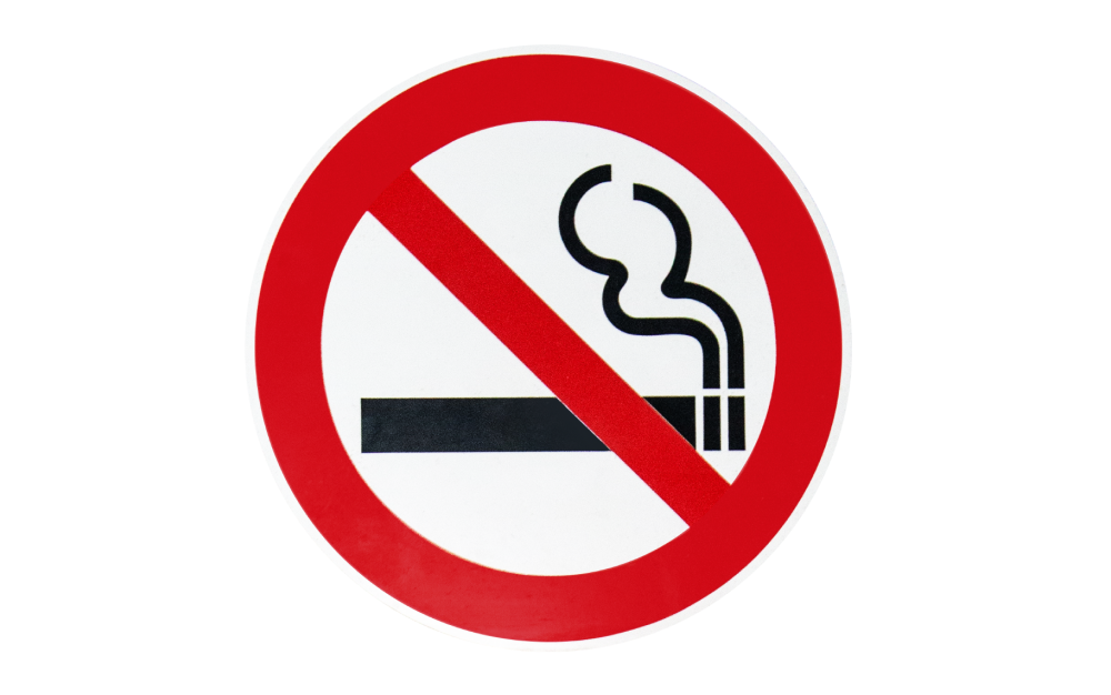 Запрет сигарет в россии. Курить запрещено. Курить запрещено табличка. Таблички о запрете курения в общественных местах. Запрещающий знак курение запрещено.