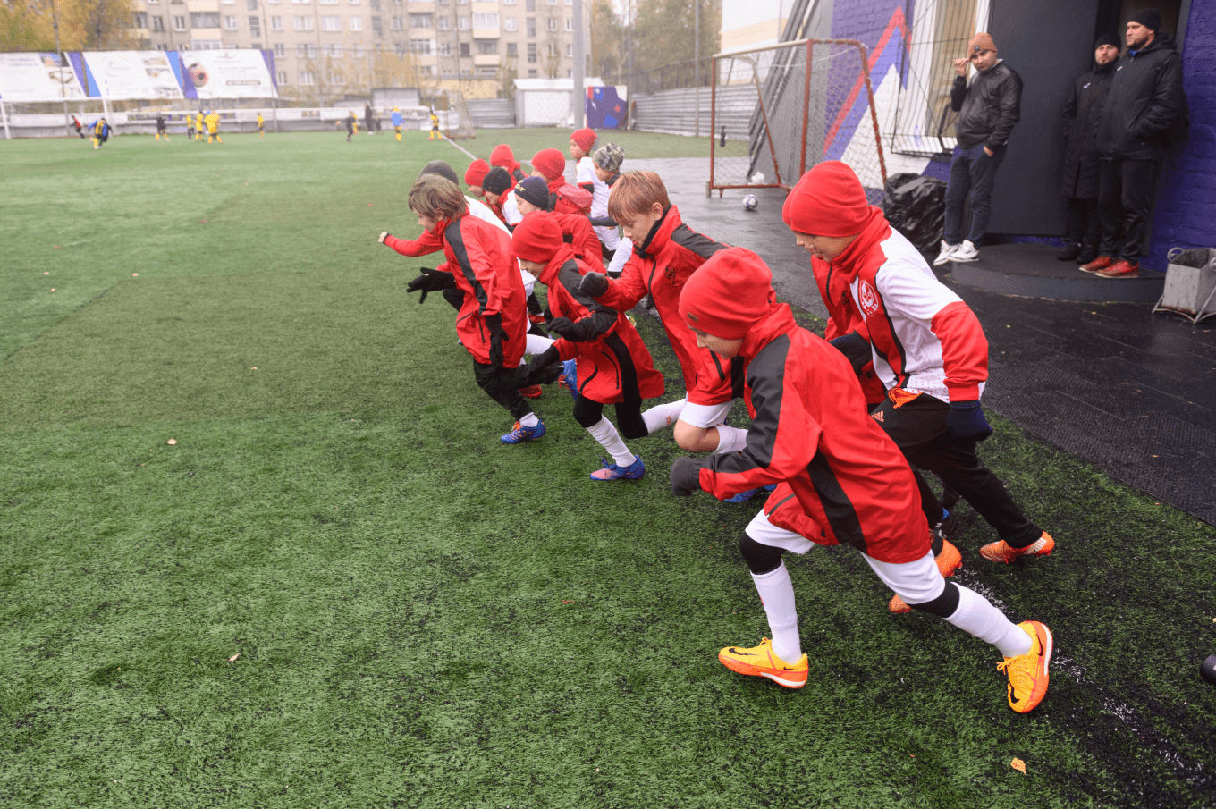 Дети в форме футбольной школы