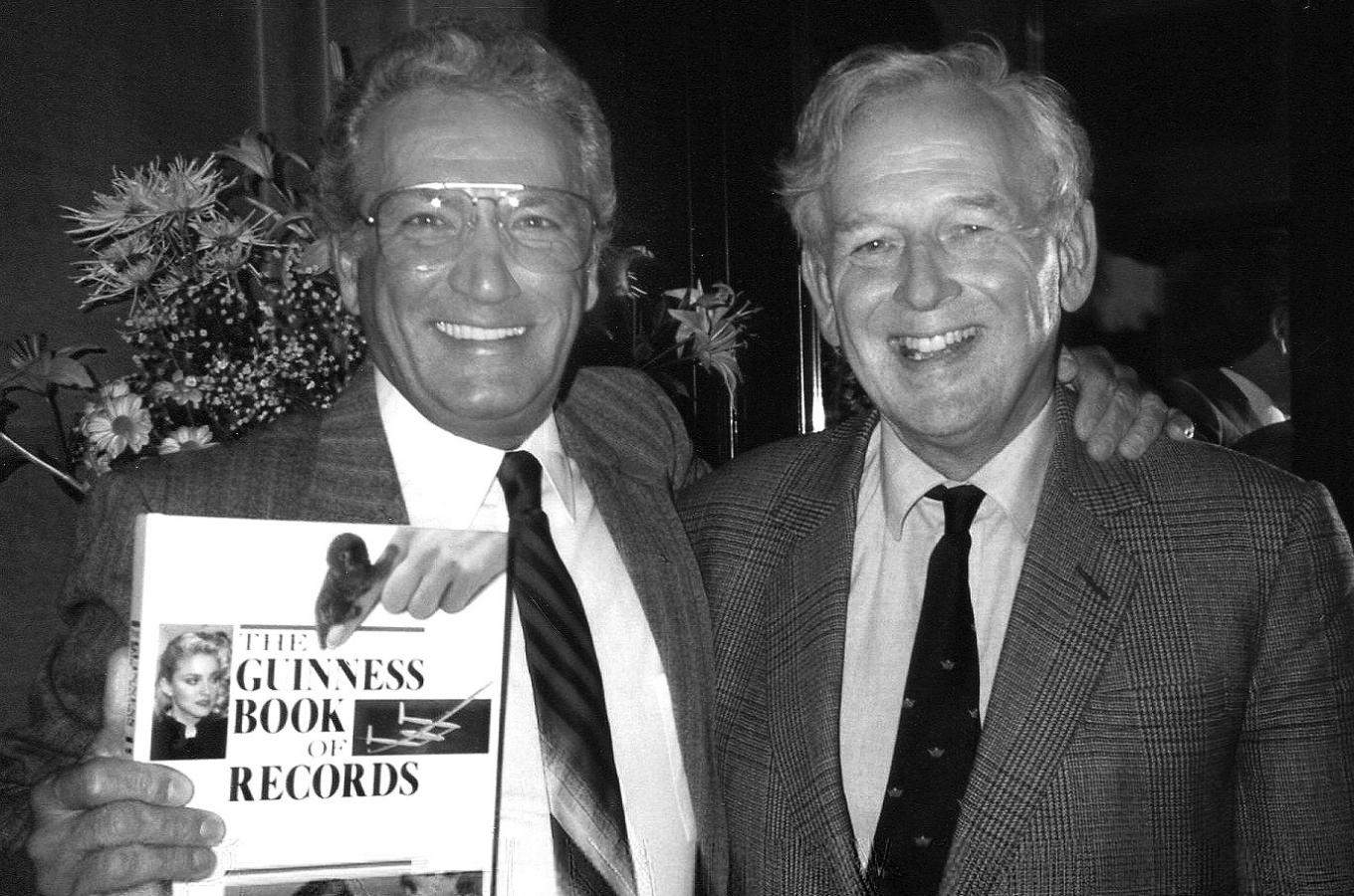 Джо Джирард вместе с основателем книги рекордов Гиннесса Норрисом Макуайртером