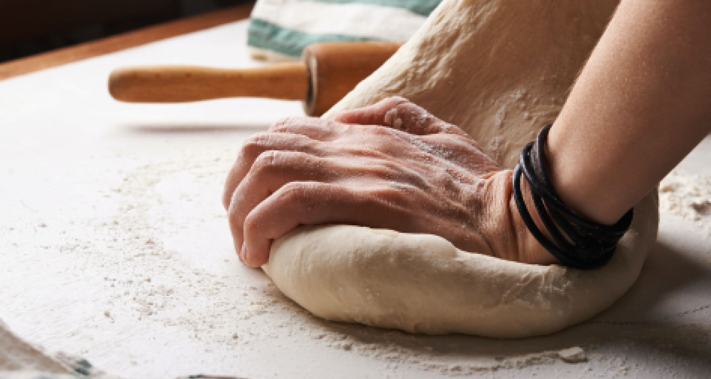 «Скачивал чужие бизнес-планы, курсовые студентов»: как топ-менеджер научился печь хлеб и открыл пекарню