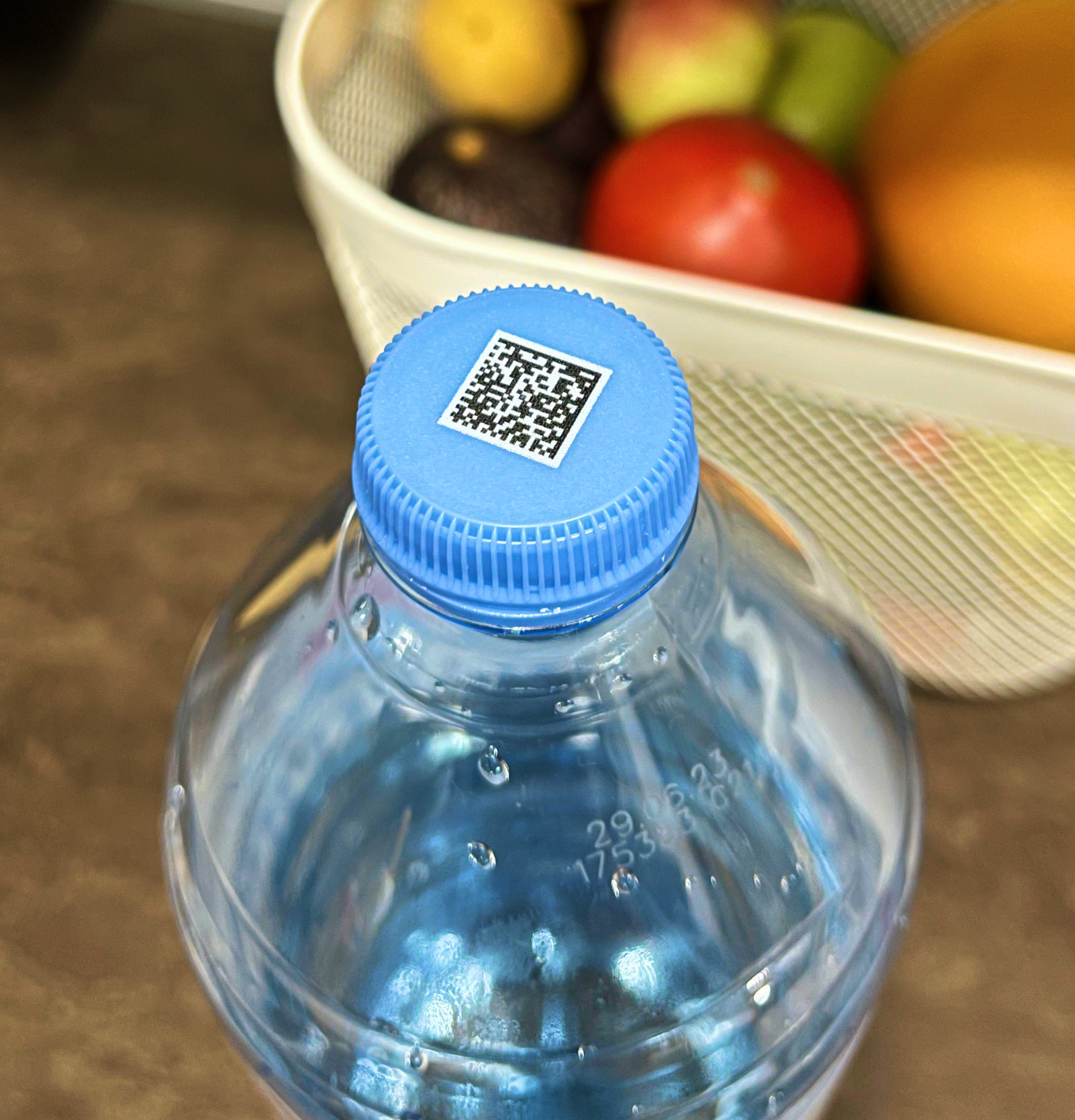 Код Data Matrix на бутылке с водой