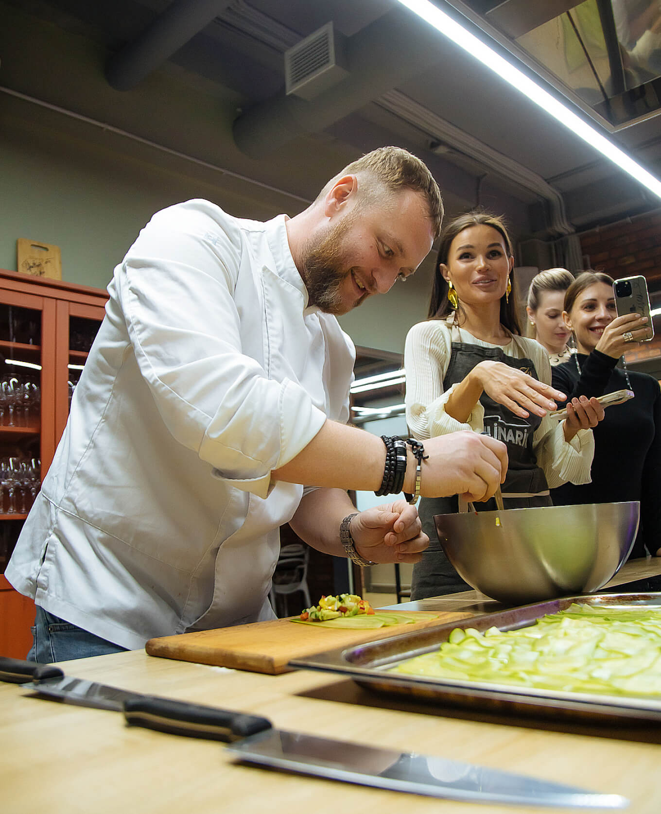 Евгений Лавриков проводит кулинарную вечеринку в студии Culinarium