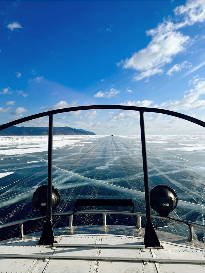 Толщина льда на Байкале достигает двух метров