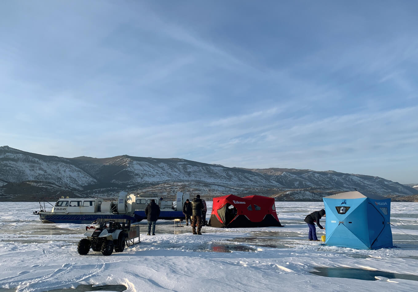 Пикник и рыбалка на льду Байкала