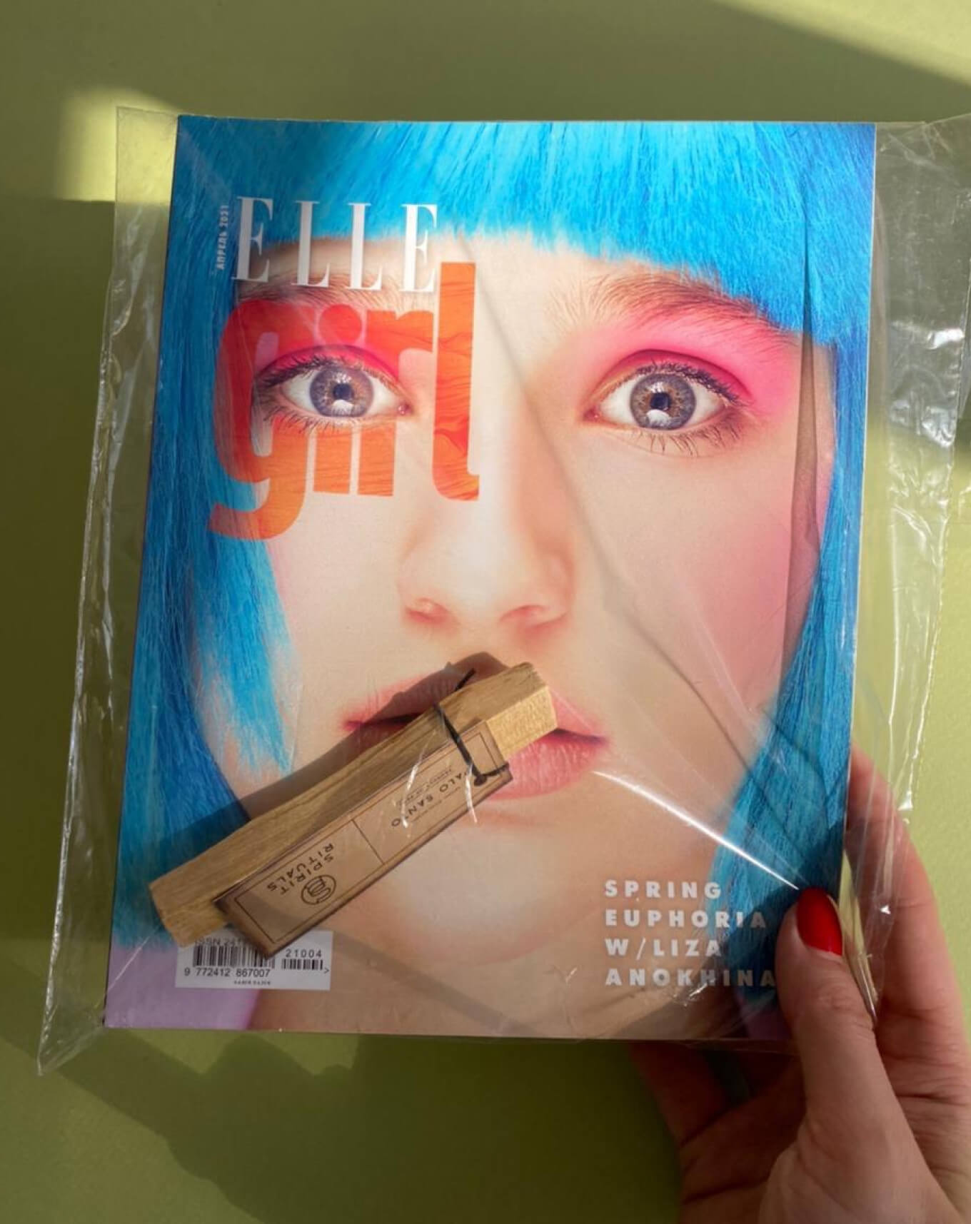 Тираж журнала Elle Girl с палочками пало санто